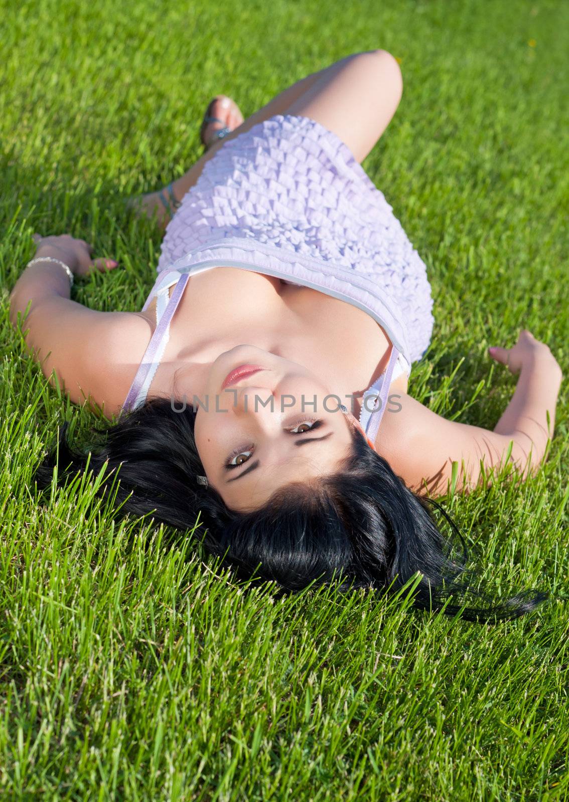 Woman lying on his back in grass.