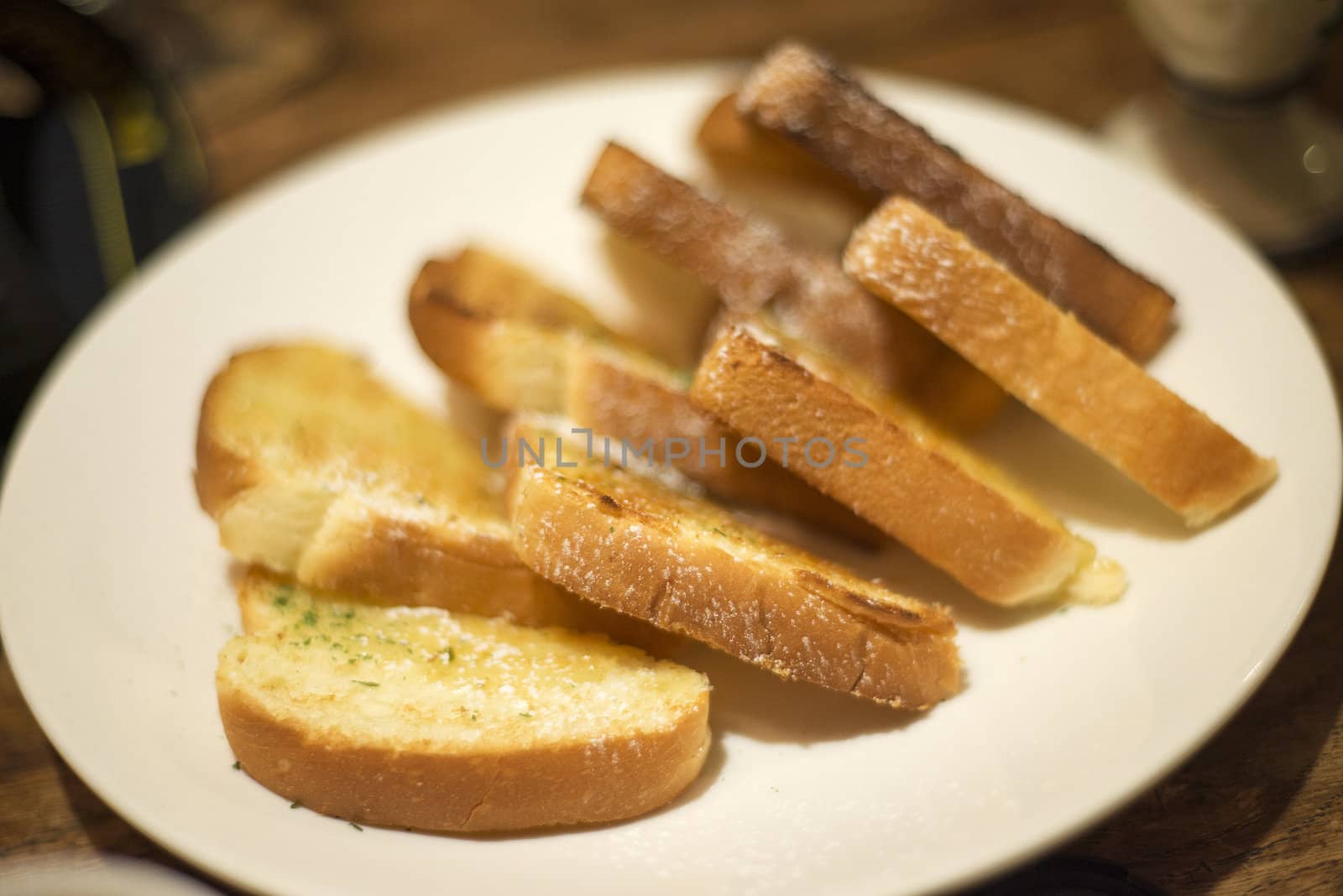 toasted garlic bread on plate