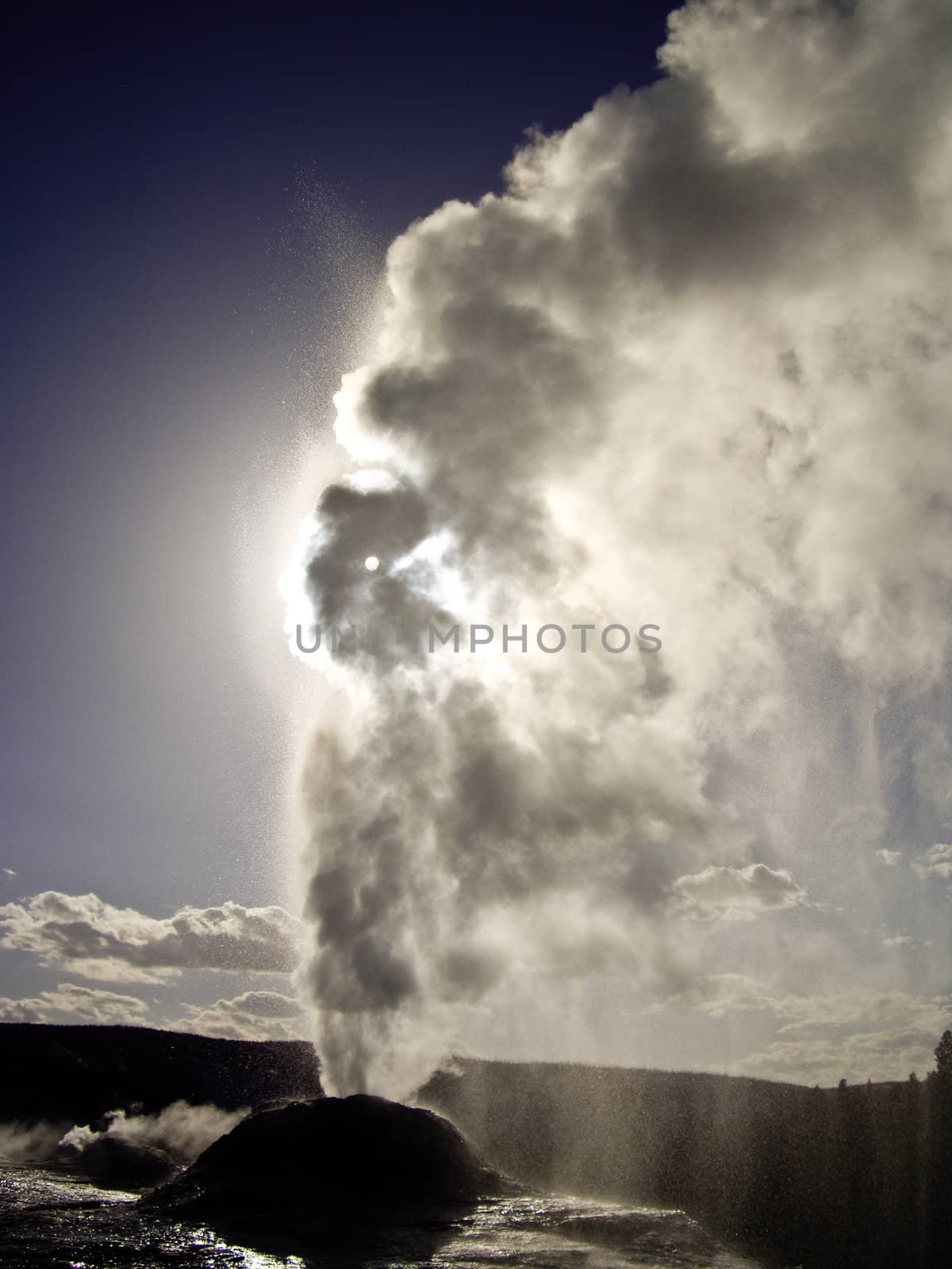 Lion Geyser erupts and blots out the sun by emattil
