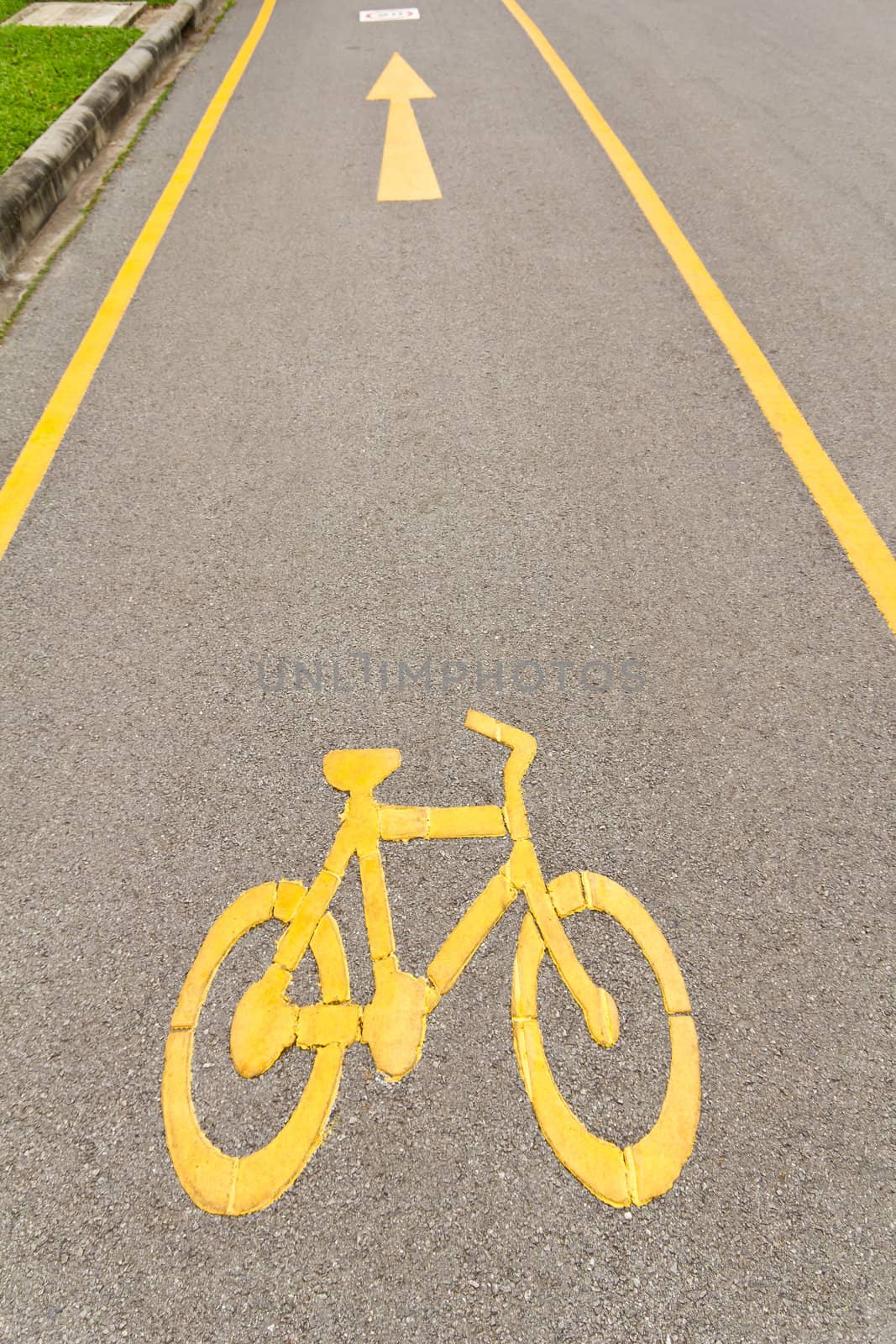 bicycle way sign in the city by tungphoto