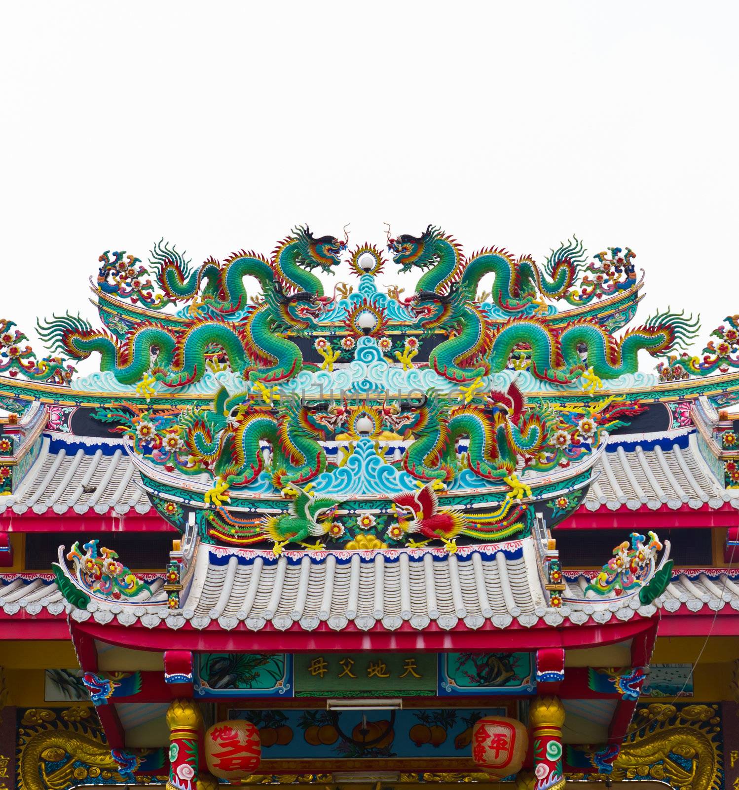 dragon statue on chinese temple roof by tungphoto