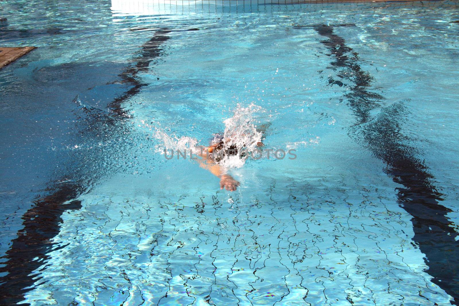 man swiming underwater by photochecker