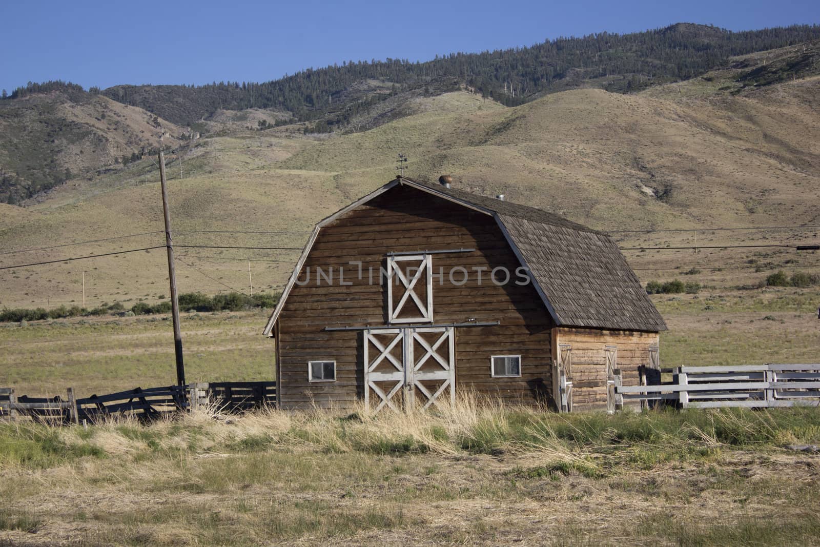 Barn in front of the hills by jeremywhat