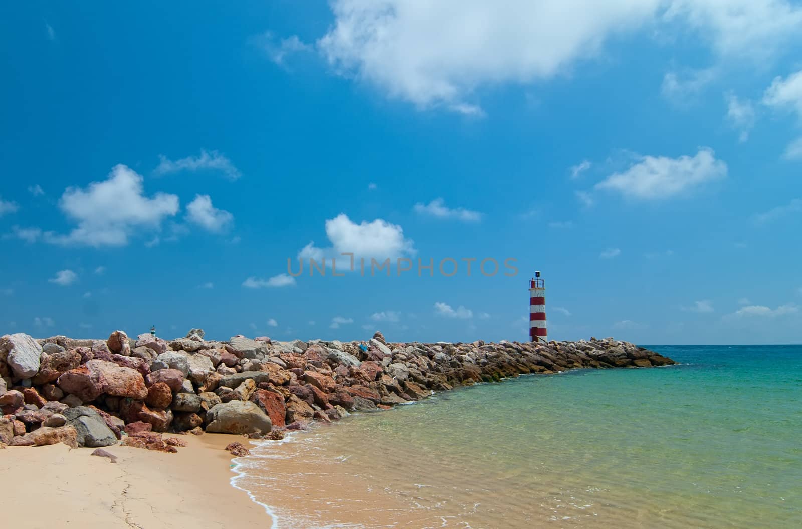 Lighthouse on the shore okeana.Portugaliya.Faro.