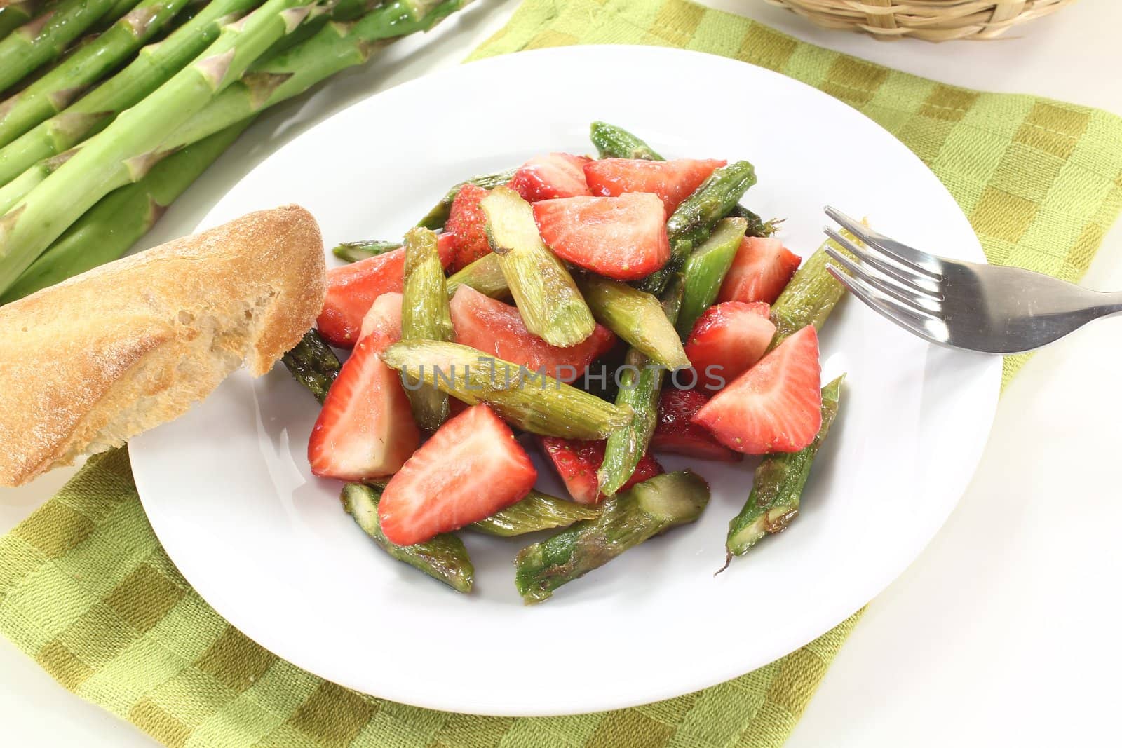 Asparagus salad with strawberries by discovery