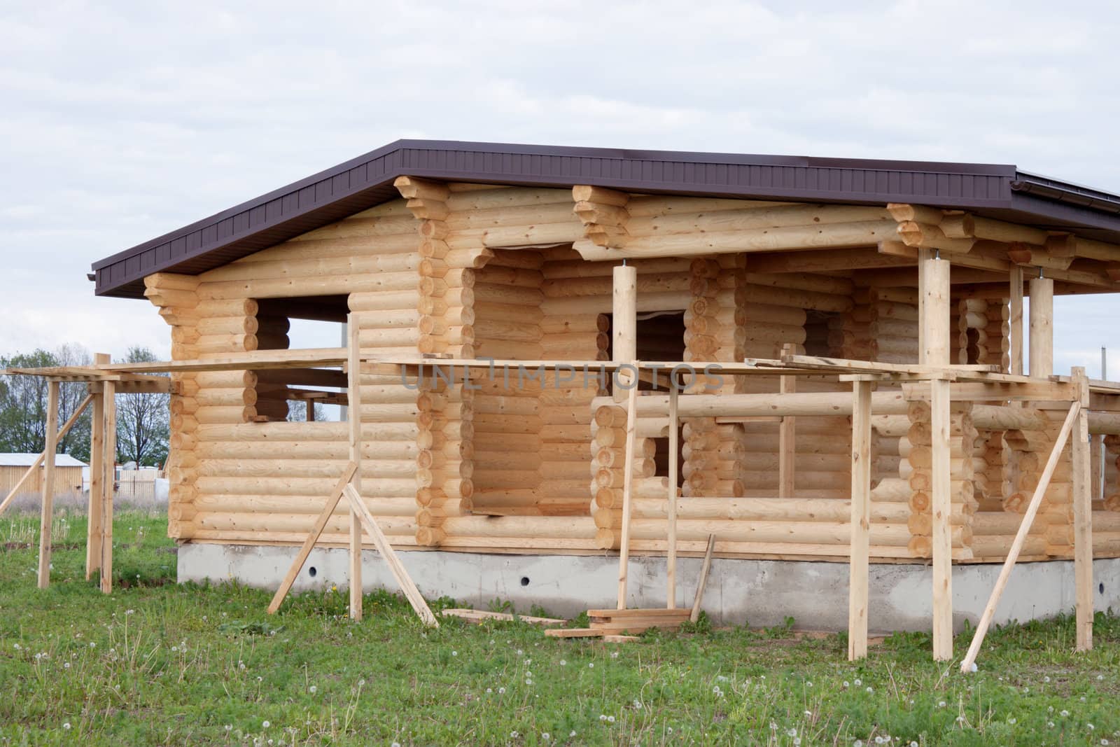 Wooden house made ​​of logs under construction