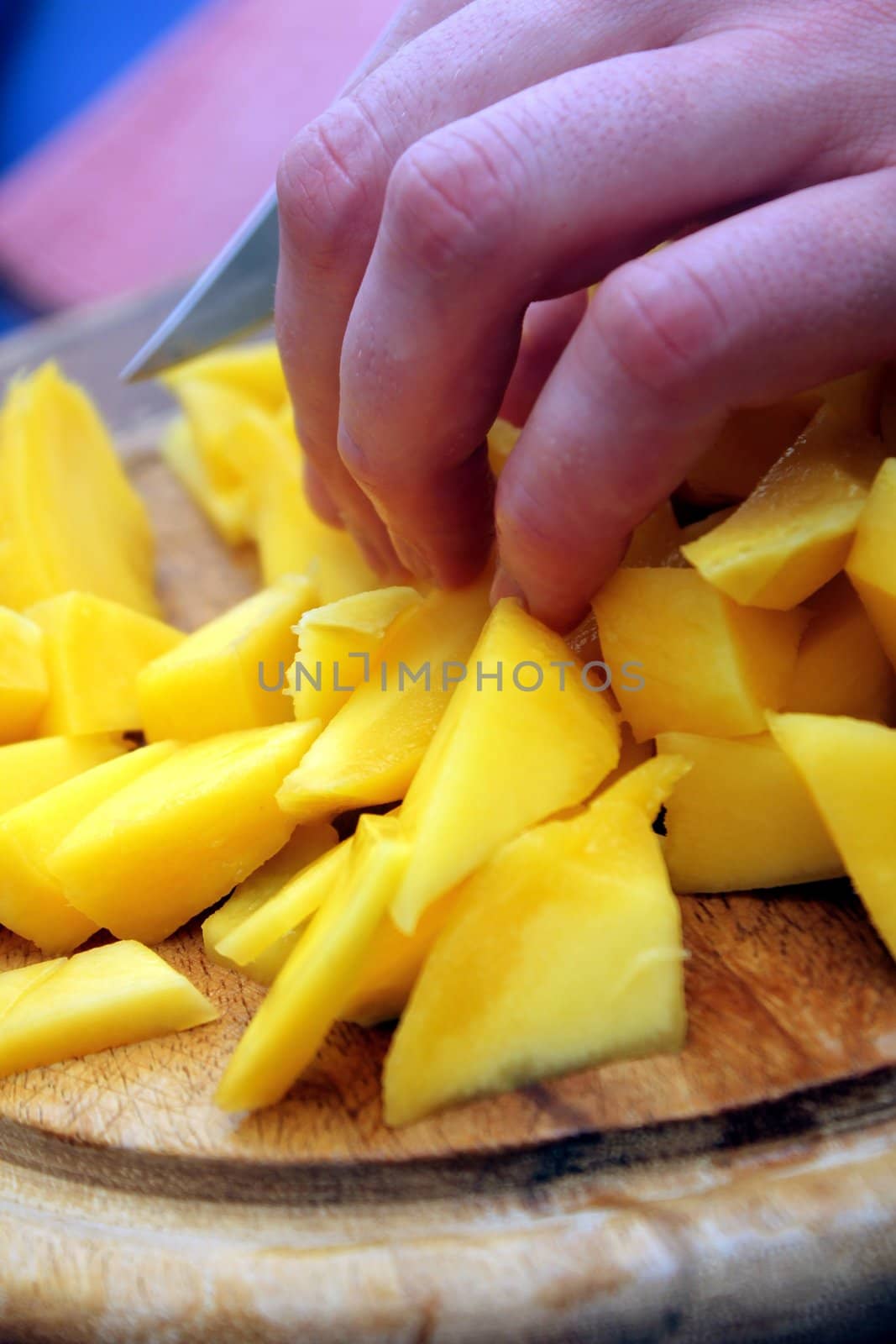 cutting mango slices