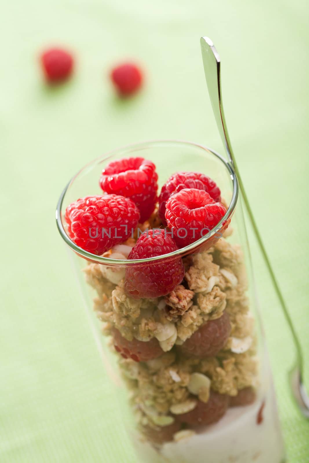 cereal with berries and yogurt 