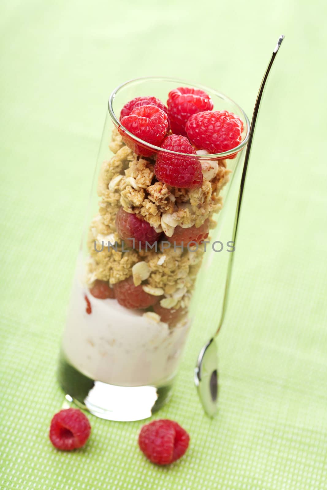 cereal with berries and yogurt 