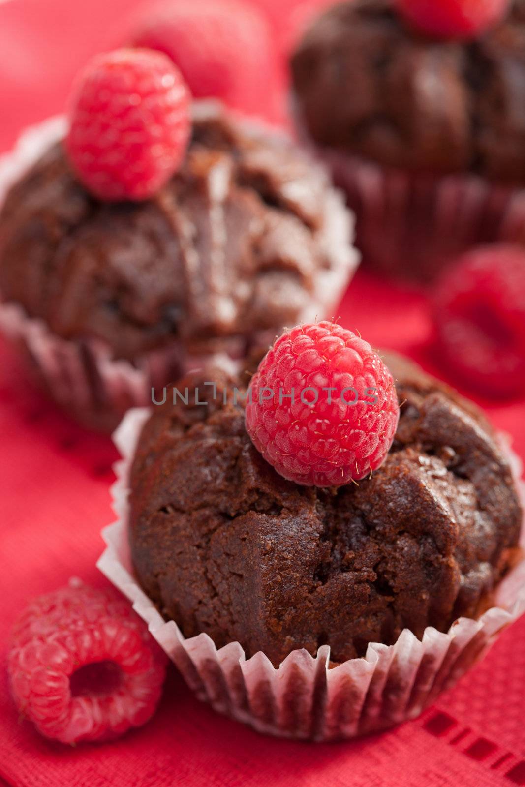 chocolate muffins with raspberry 