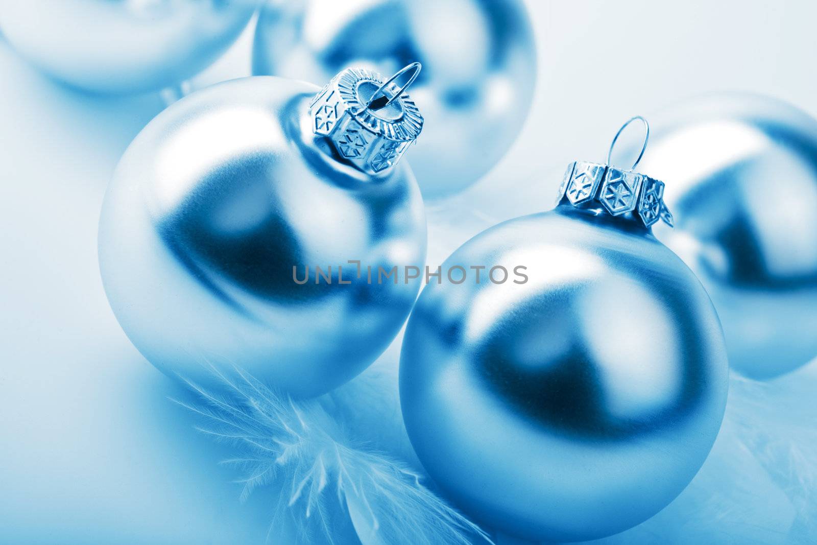 silver christmas balls 