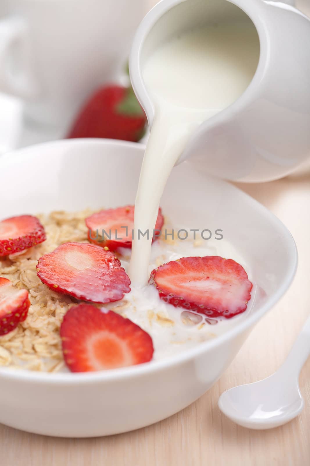 cereal with fresh strawberry