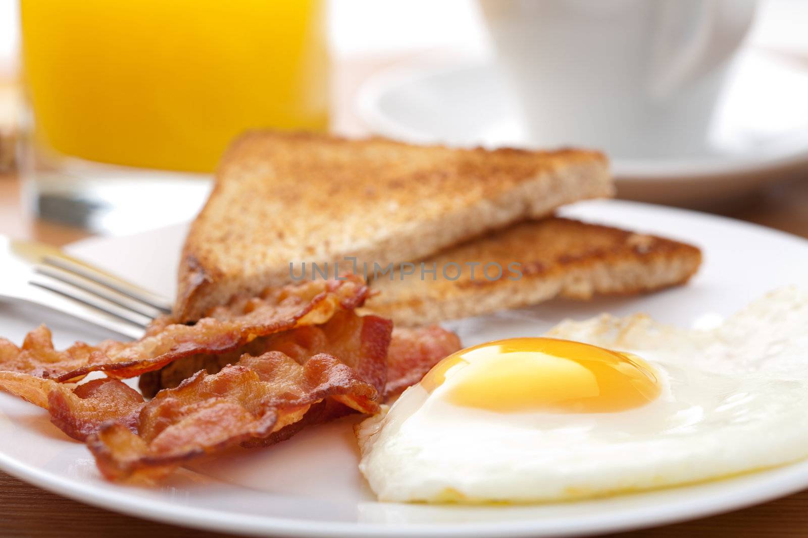 egg and bacon with toast