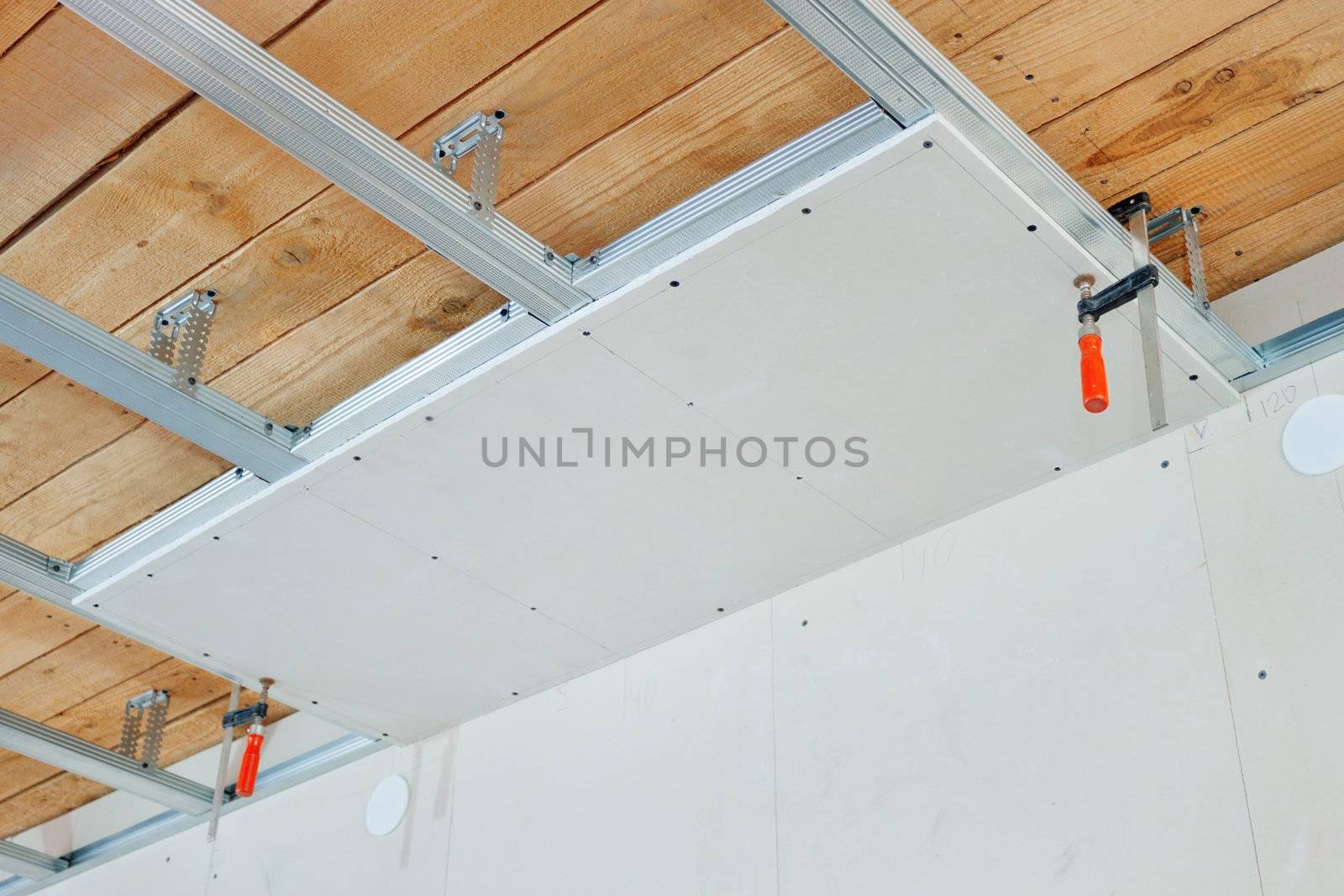 Installation of false ceiling of gypsum board