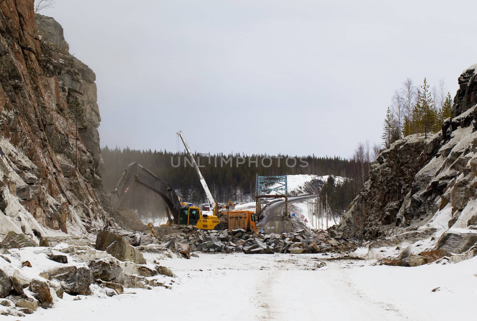 Construction of roads in difficult circumstances through the rock in northern Russia