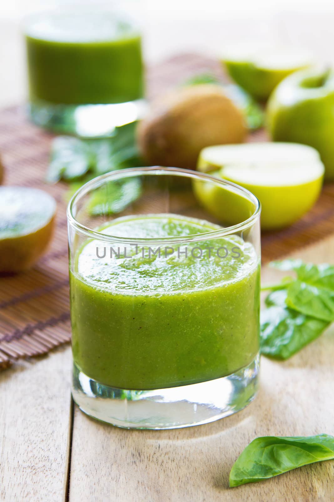 Spinach with Apple and Kiwi smoothie