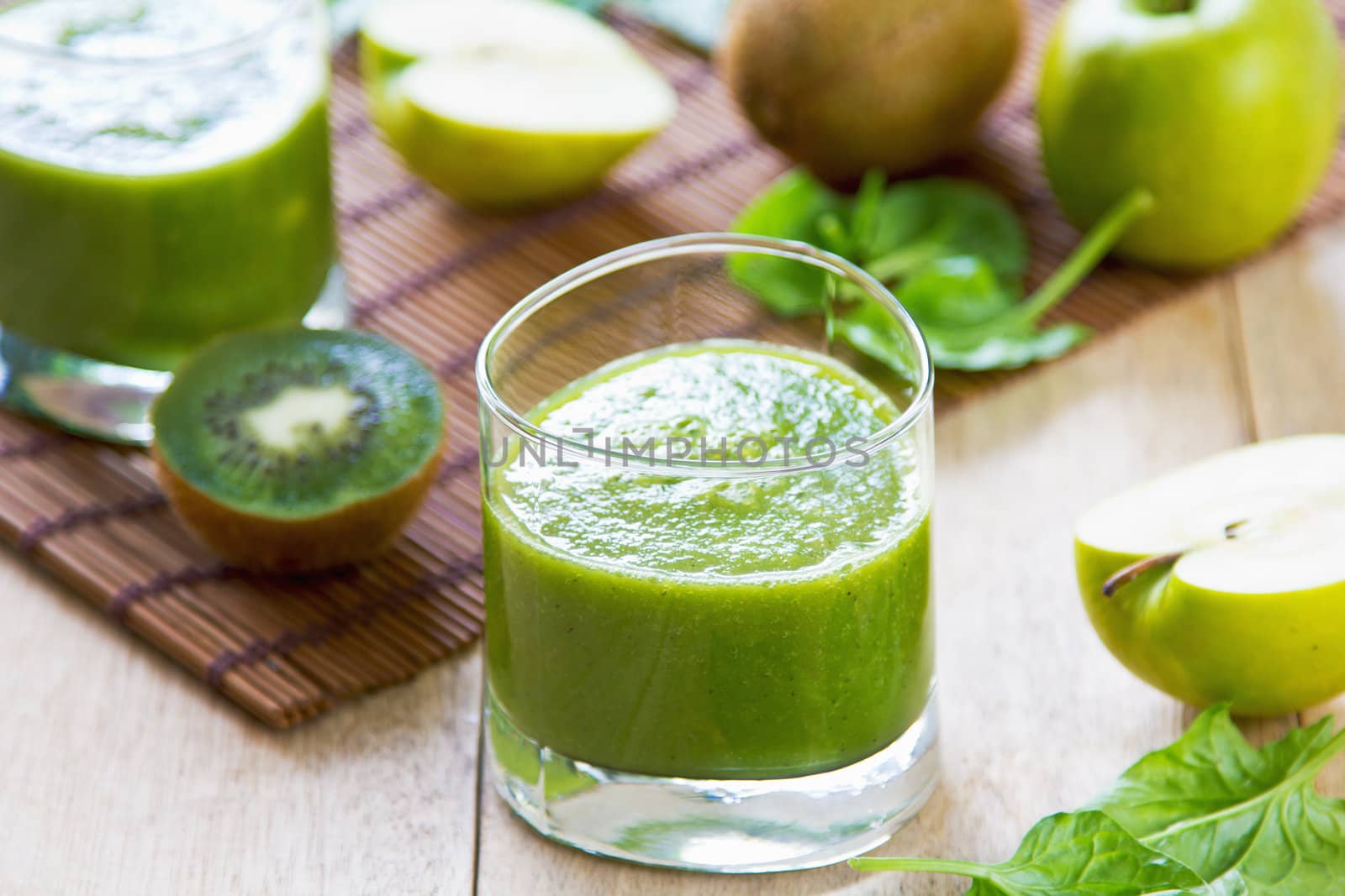 Spinach with Apple and Kiwi smoothie by vanillaechoes