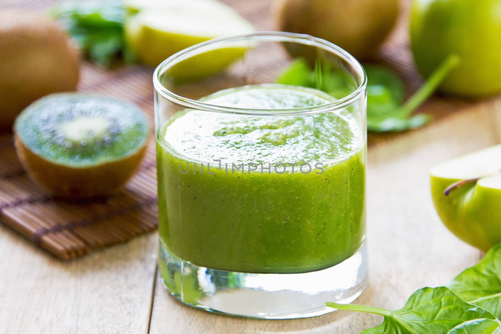 Spinach with Apple and Kiwi smoothie