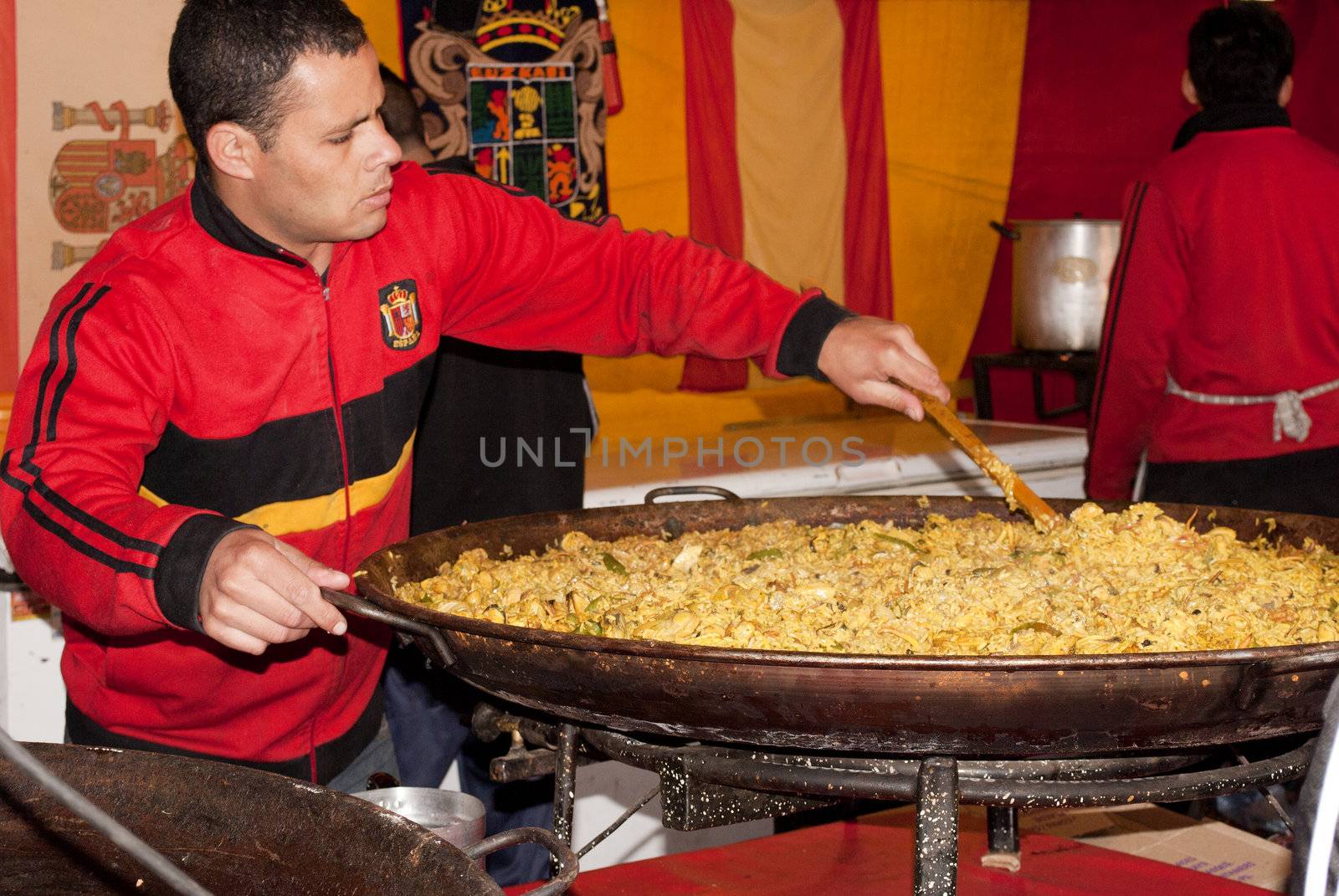 Province, 2012 man, Argentina, Buenos Aires's - 12 of May cooking Valencian paella in stand of Spain in the fair of the nations organized in the city of San Fernando of Buenos Aires