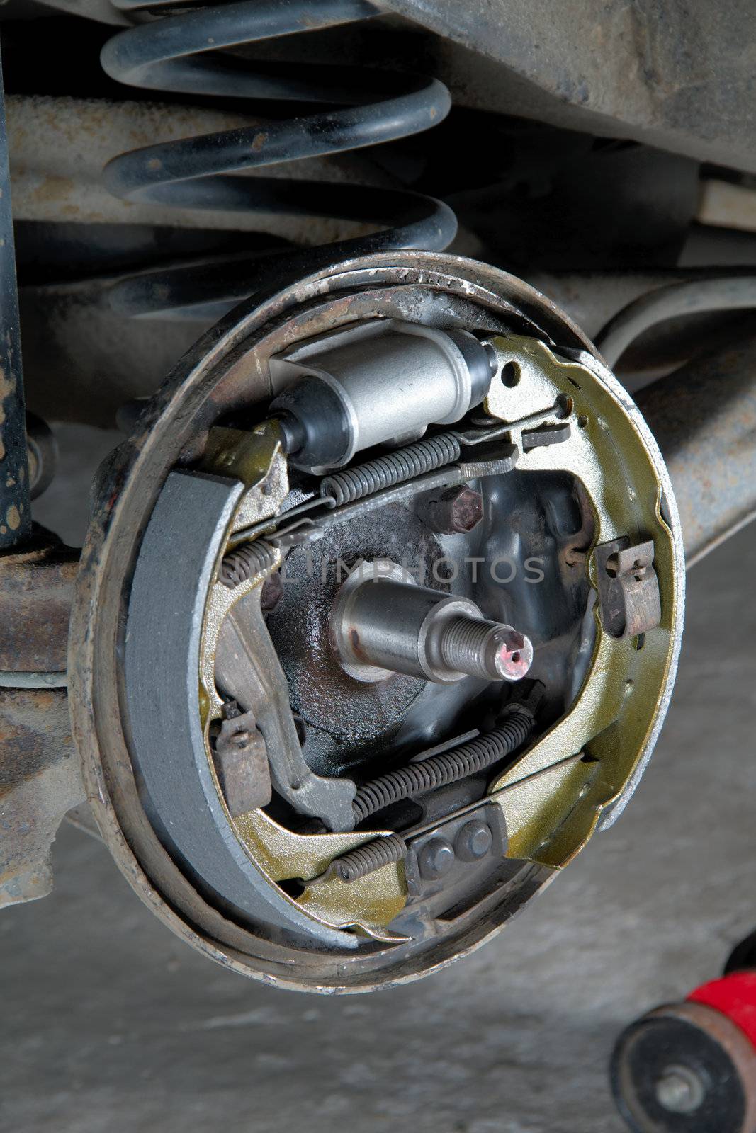 New brake pads and cylinder brake drum