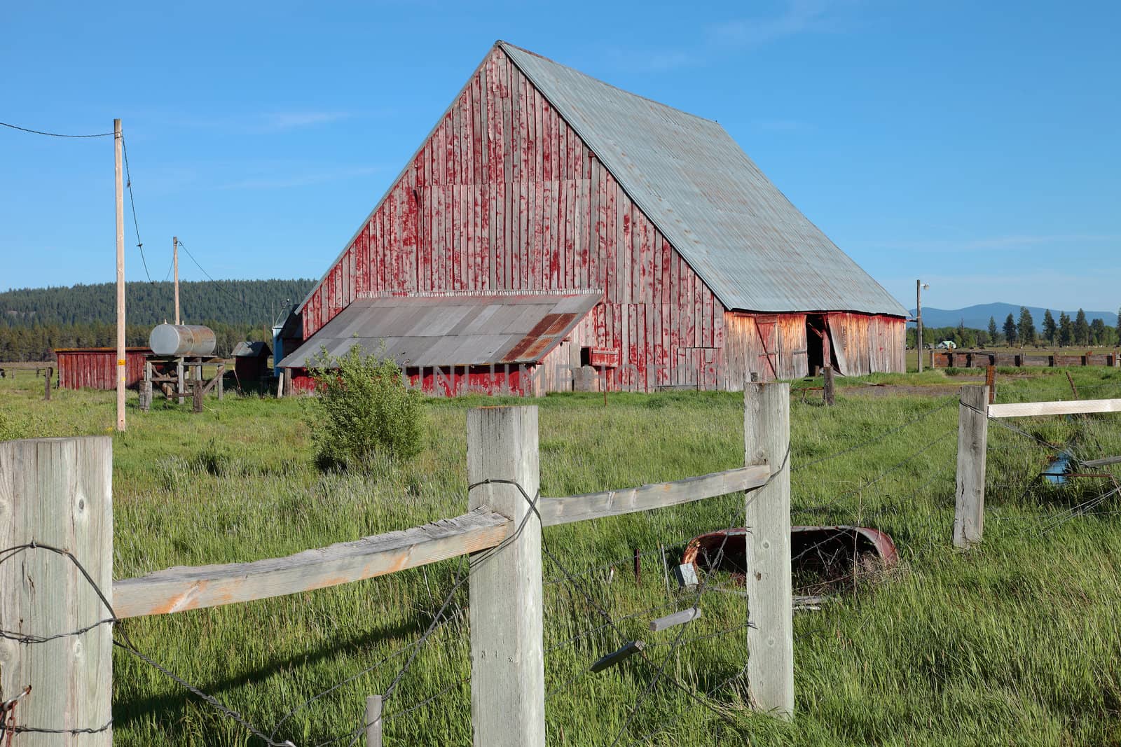 Old barn and fence, Oregon. by Rigucci