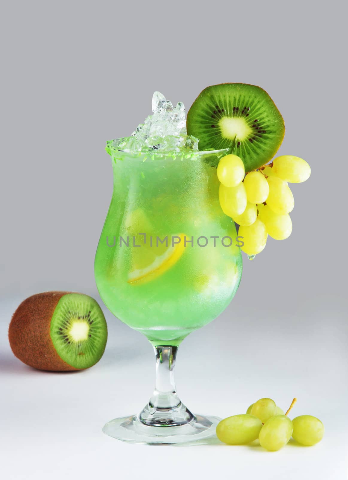 cocktails with kiwi and lemon
