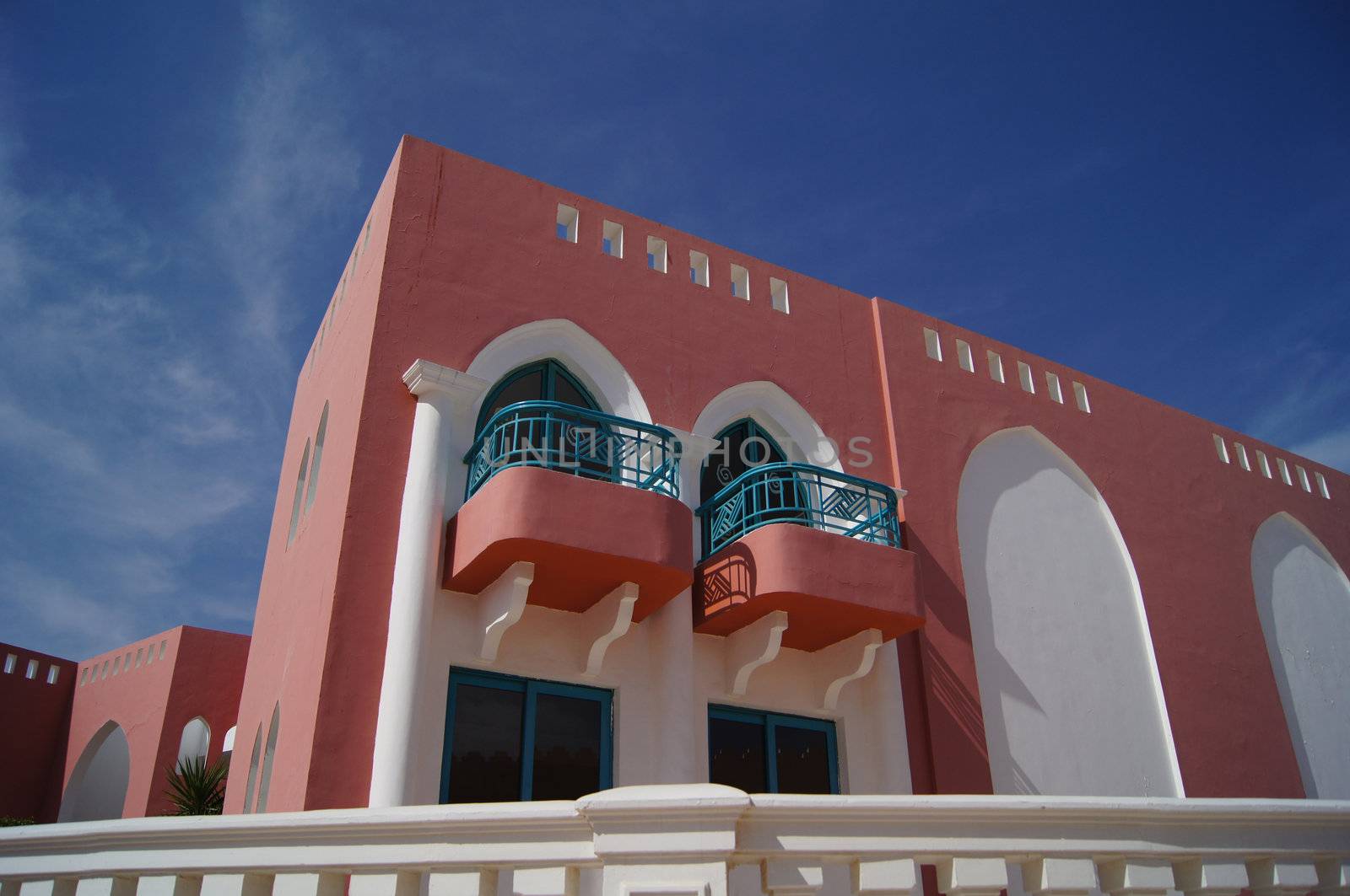 Arabic architecture: red and white walls