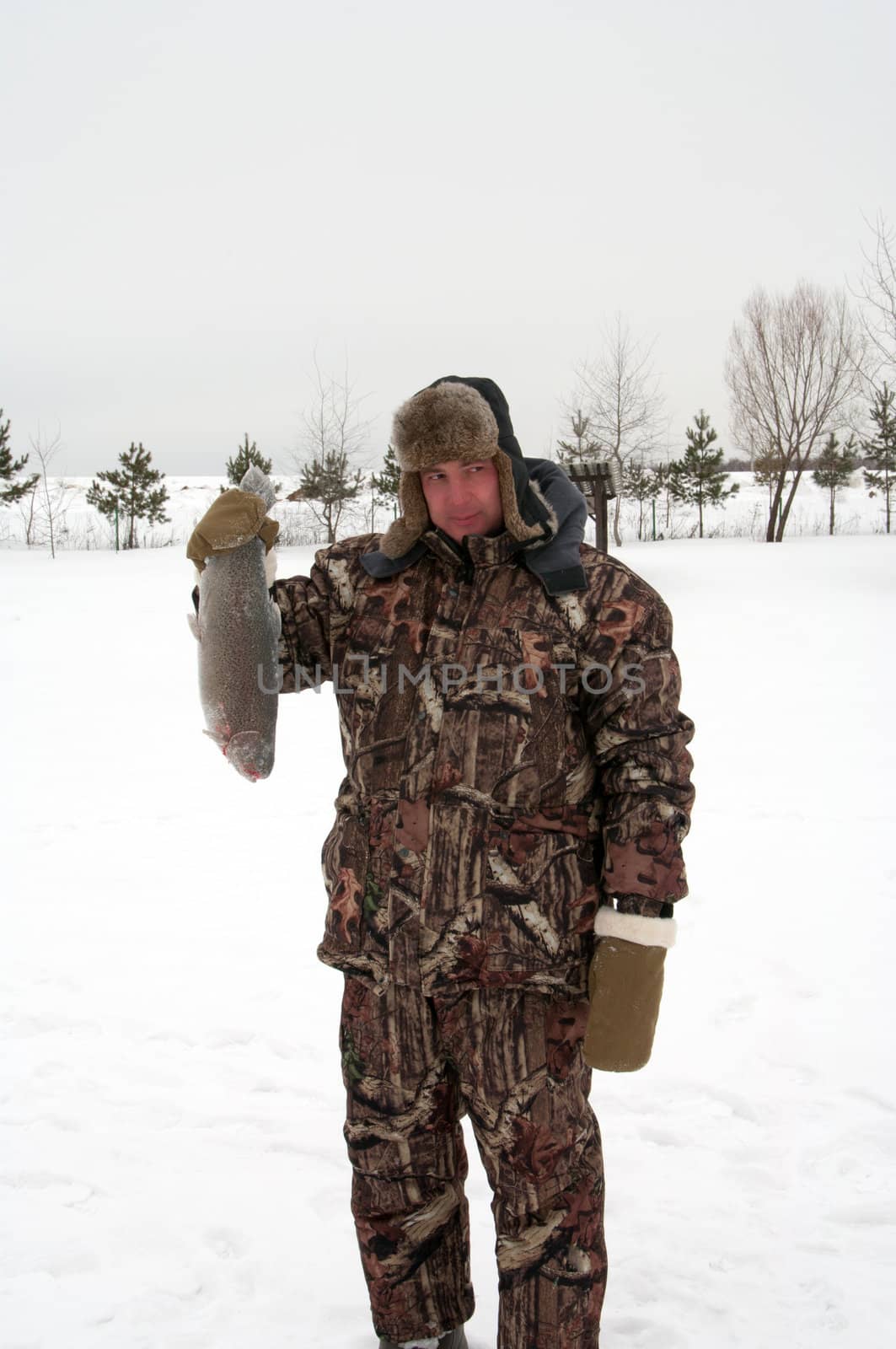Winter fishing. by kromeshnik