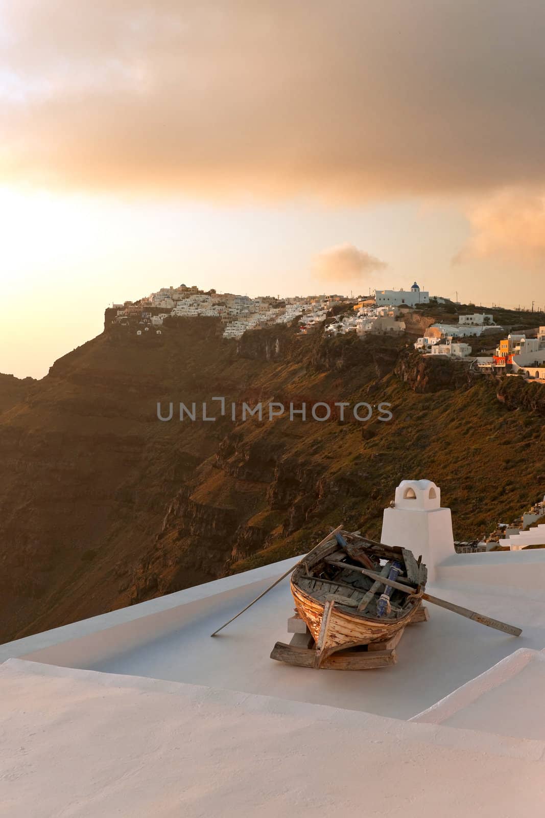 Sunset view in Santorini island by mulden