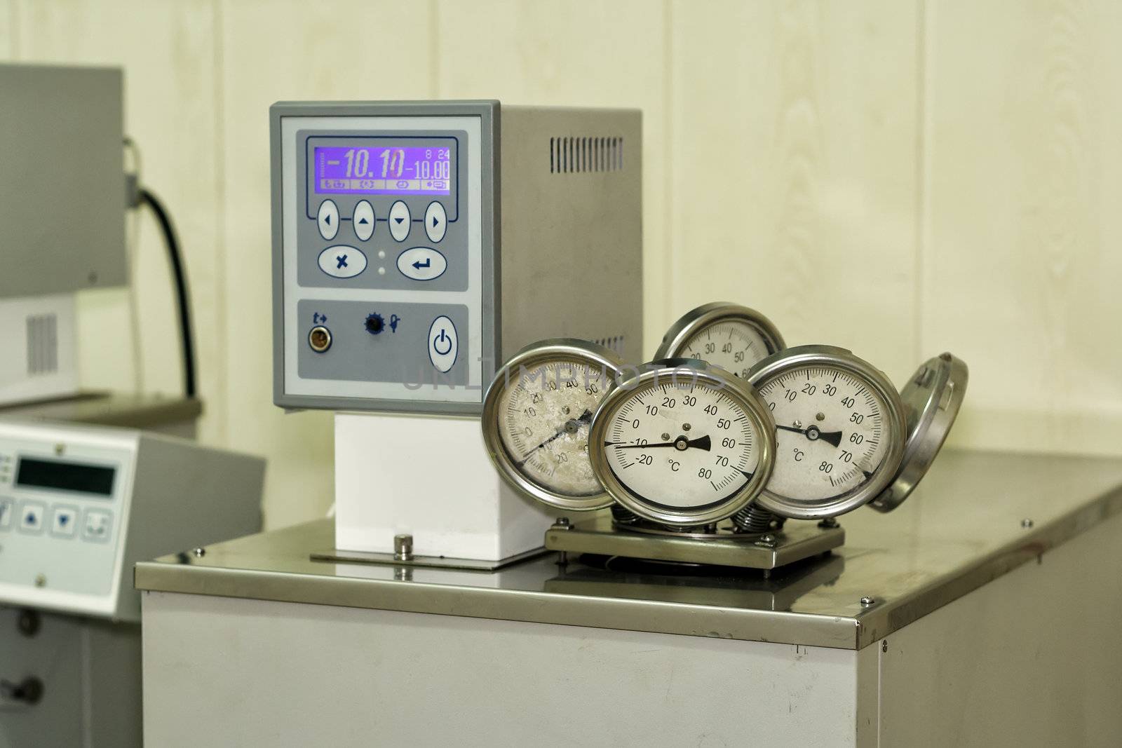 Thermostat laboratory. by ekipaj