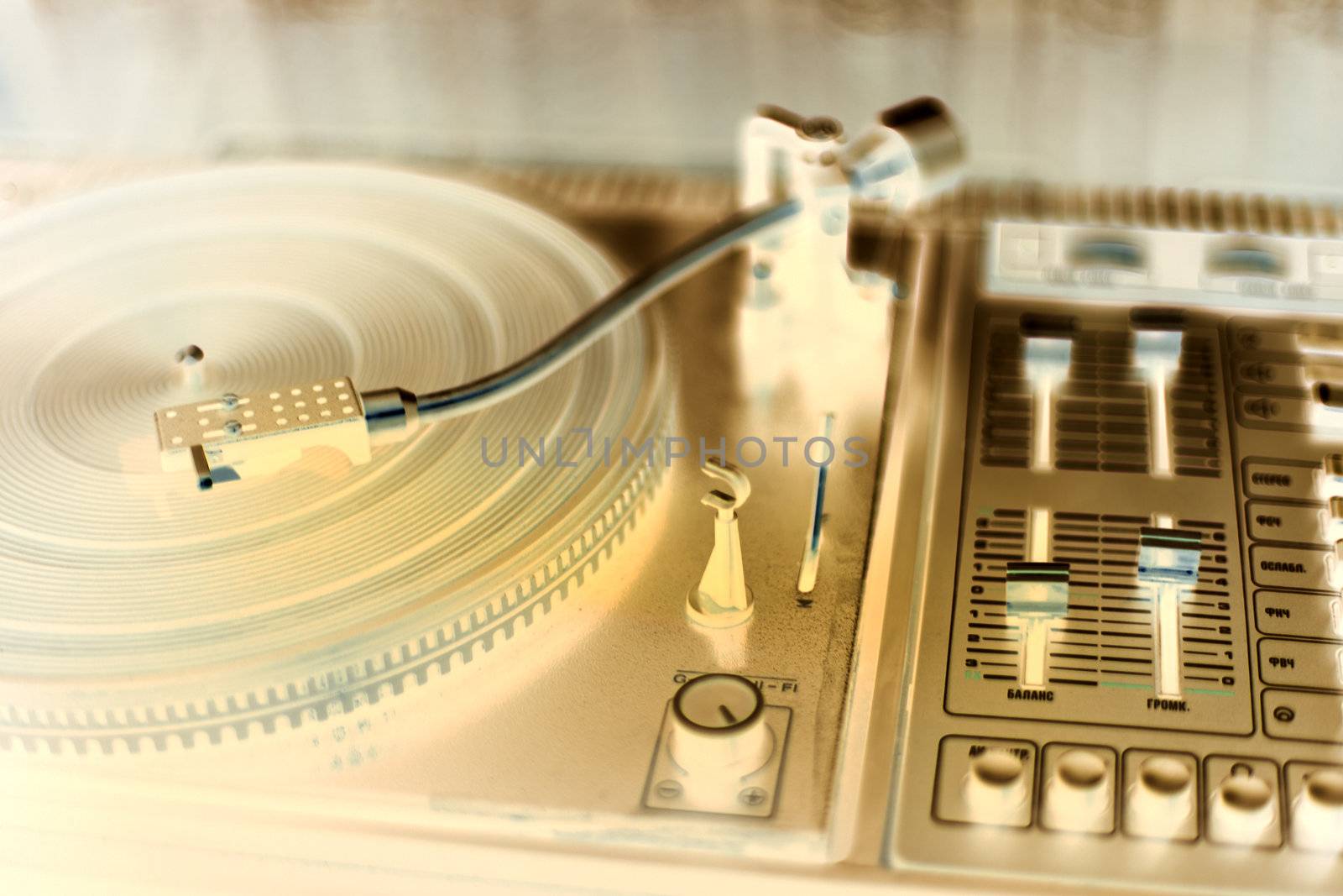Vinyl player is waiting its wise user by vetdoctor