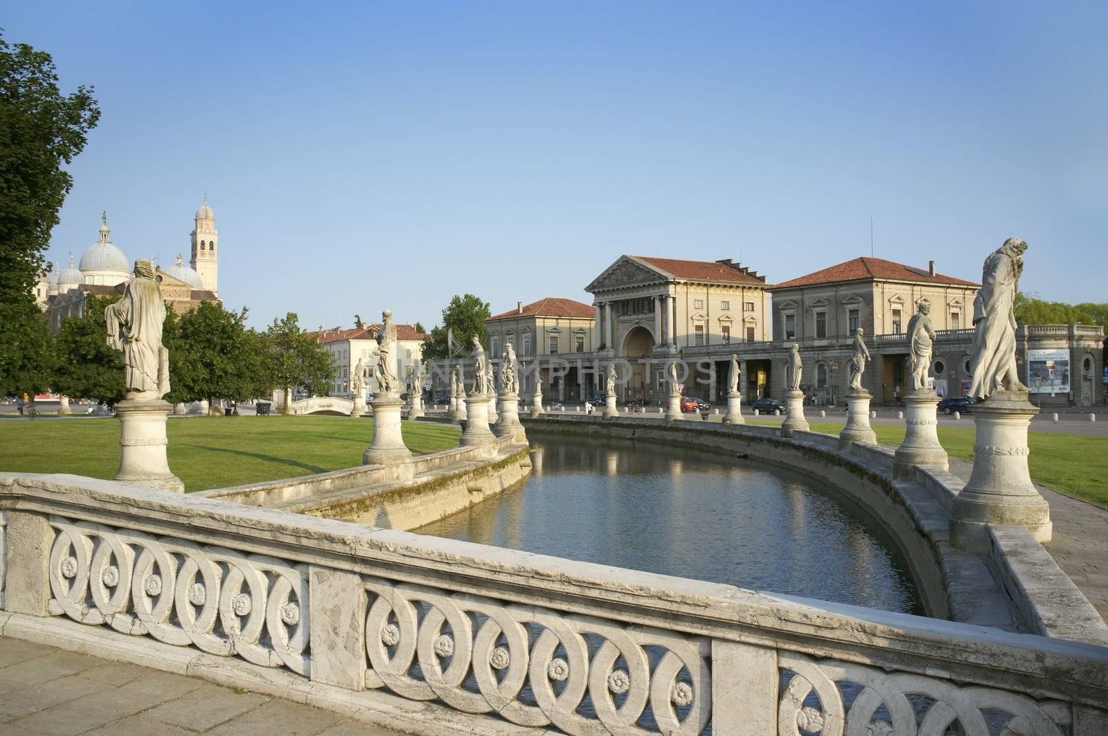 One of the best known symbols of italian city Padova / Padua is the Prato della Valle. In the centre is a wide garden surrounded by a ditch, which is lined by 78 statues portraying famous citizens.