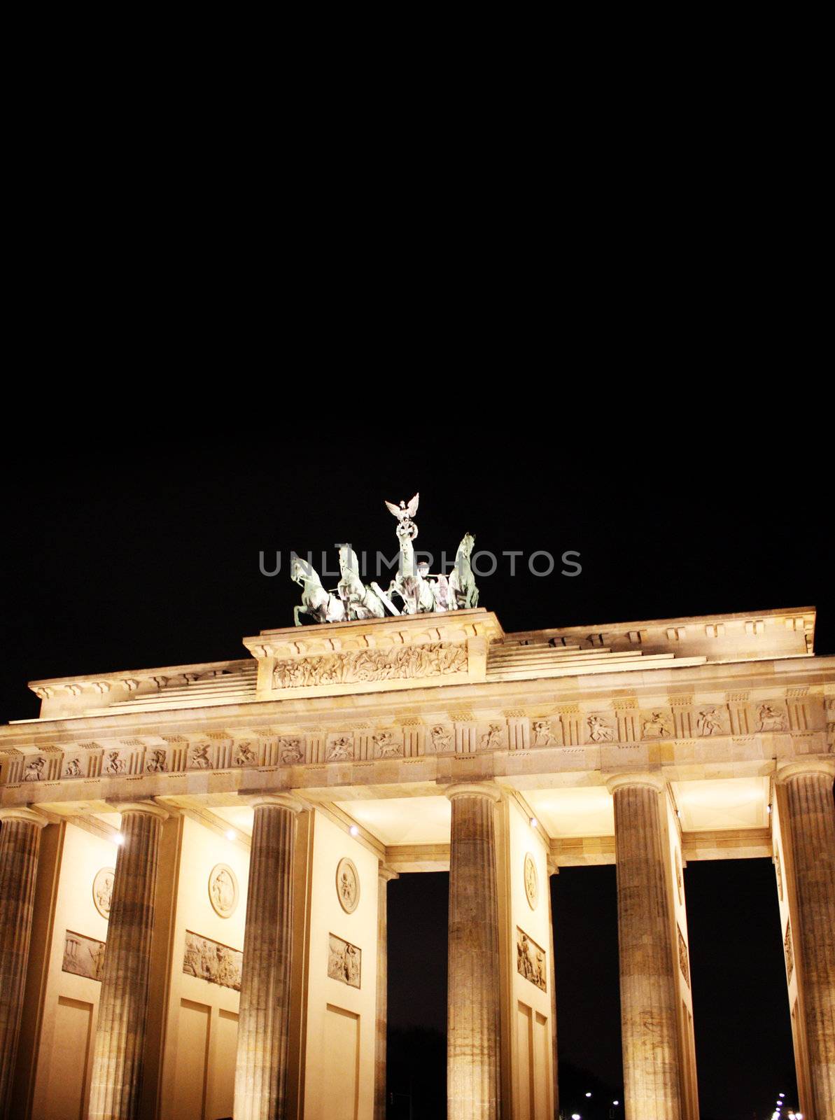 Brandenburg Gate at night by photochecker