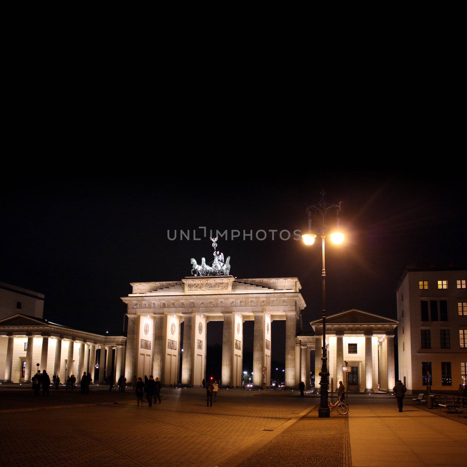 berlin at night by photochecker