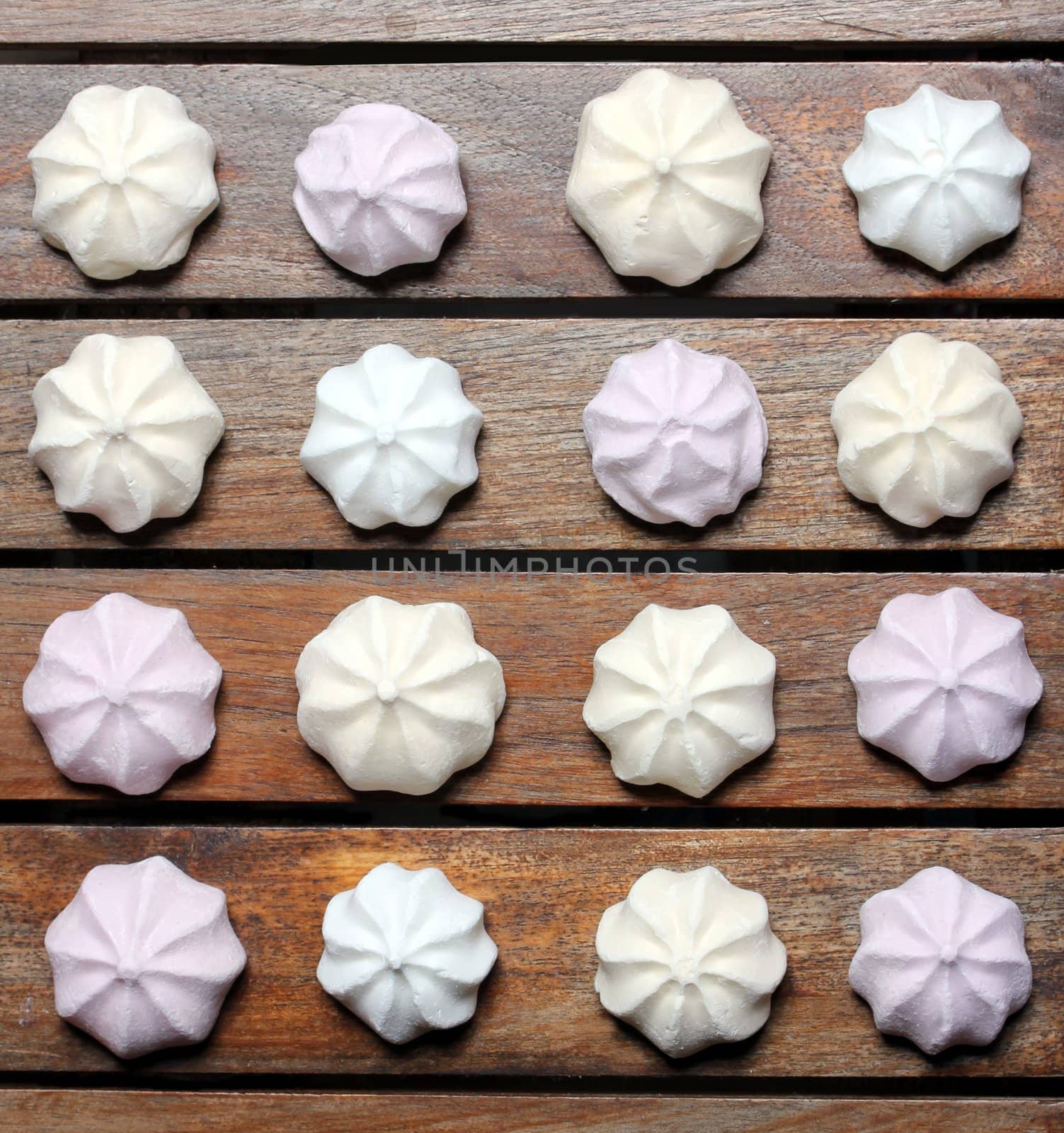 mini meringues by Teka77