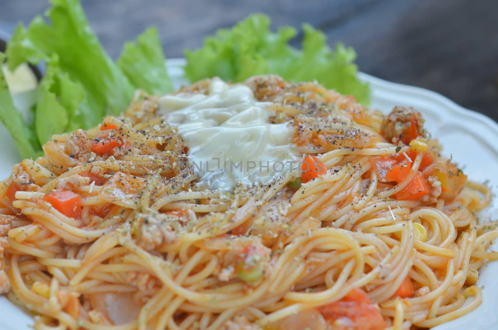pasta with tomato sauce and meat , served with fresh vegetable
