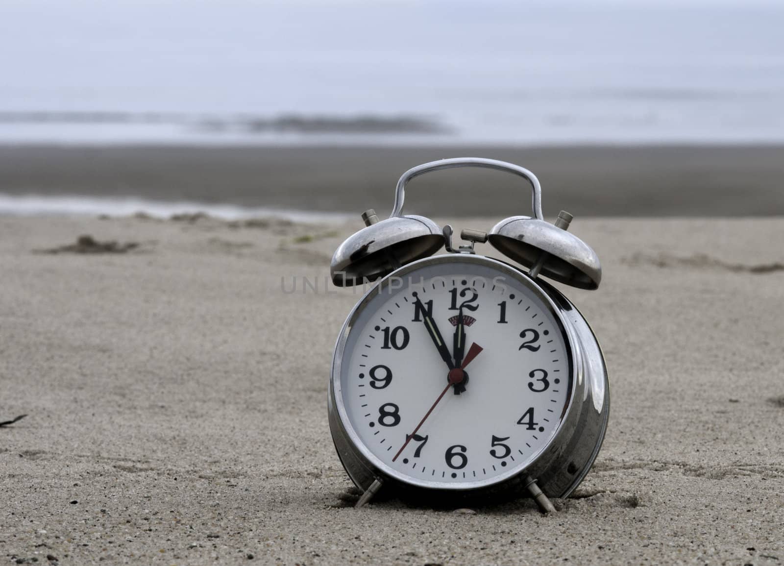 clock on the beach with time five for twelfe