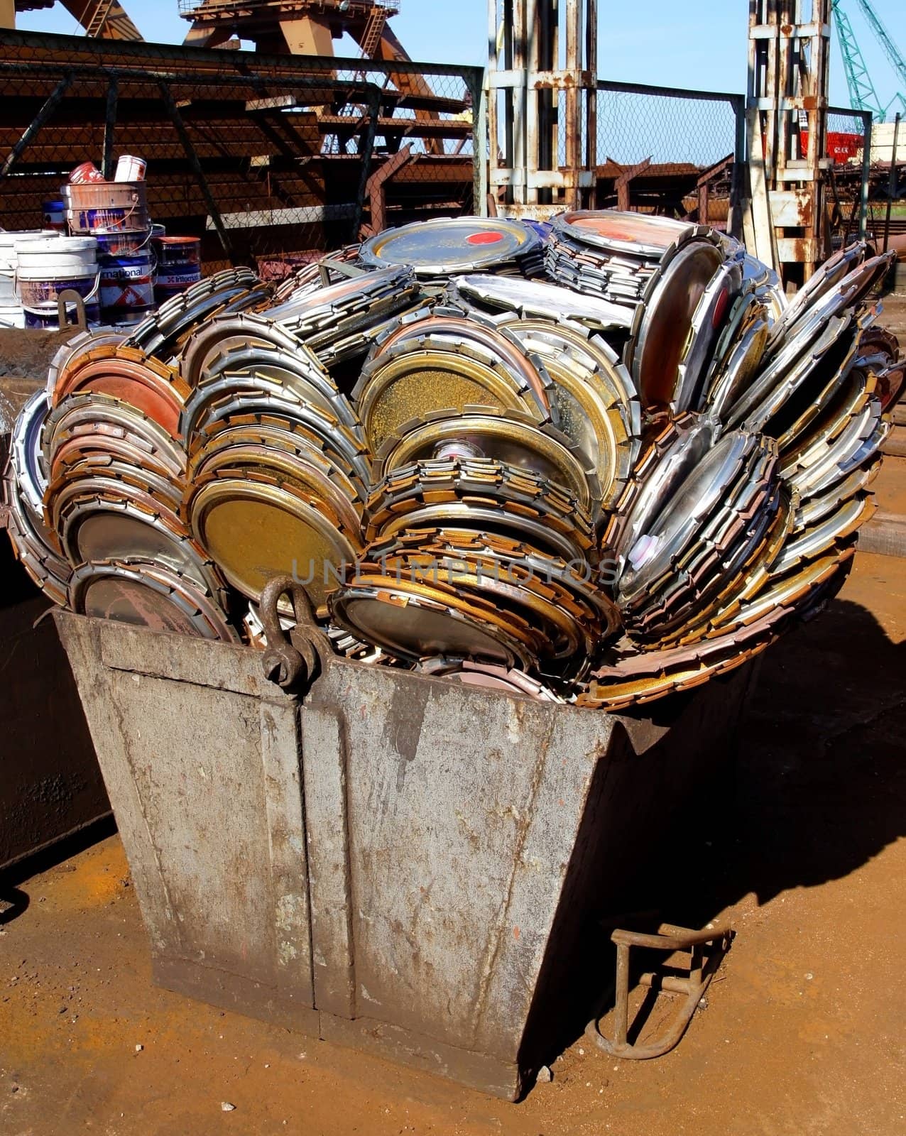 The metal garbage is combined in the container