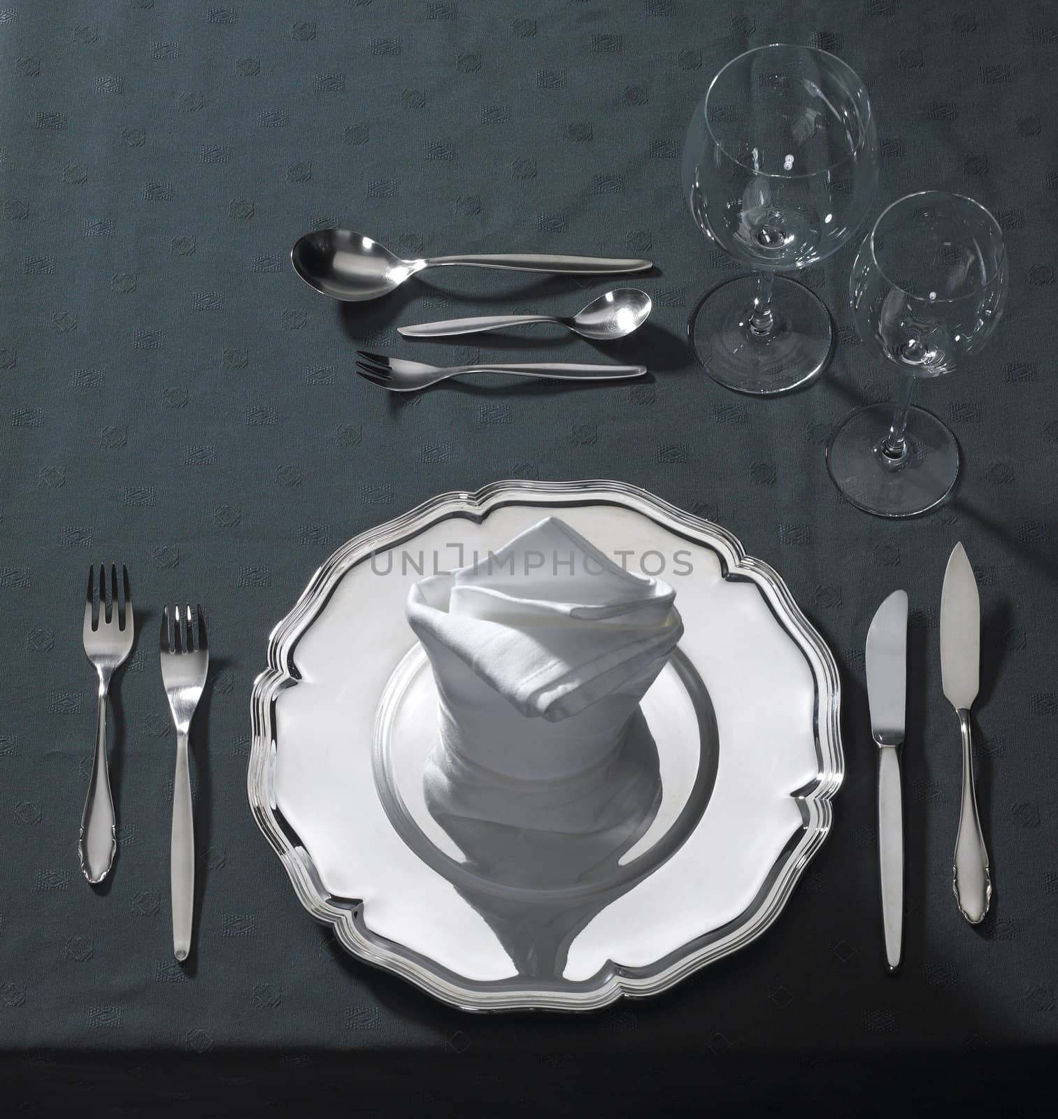 exclusive place setting on dark tablecloth by gewoldi