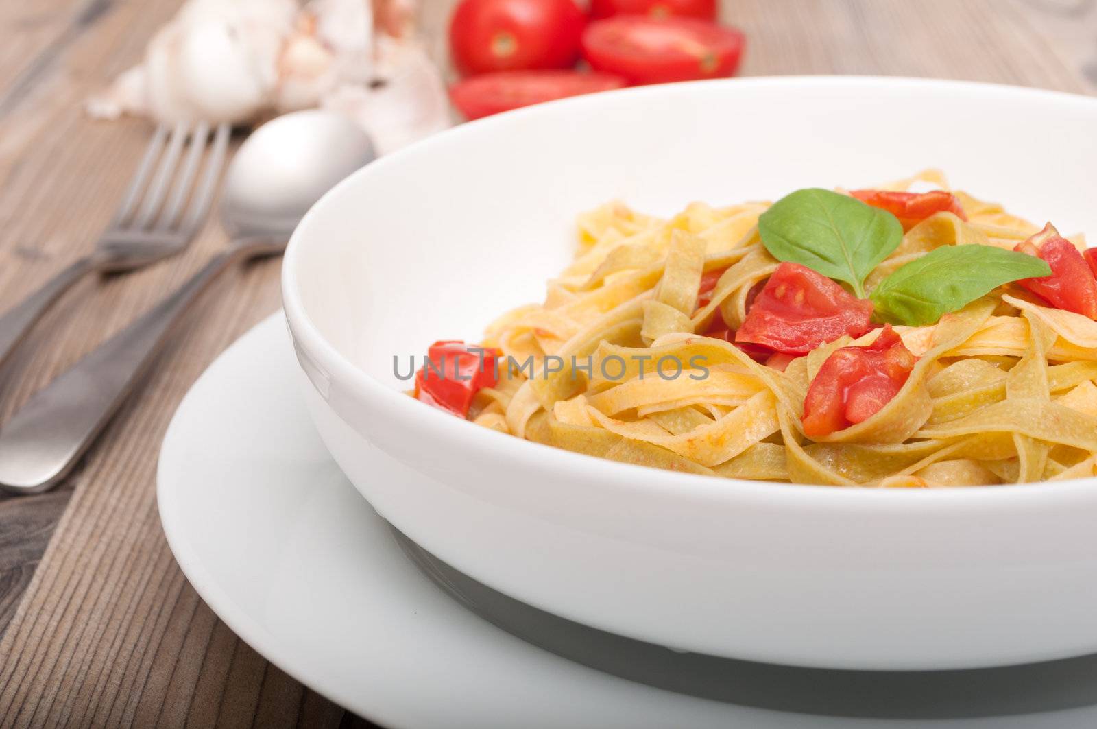 Fettuccine con aglio e pomodoro - Pasta With Garlic and Tomatoes 
