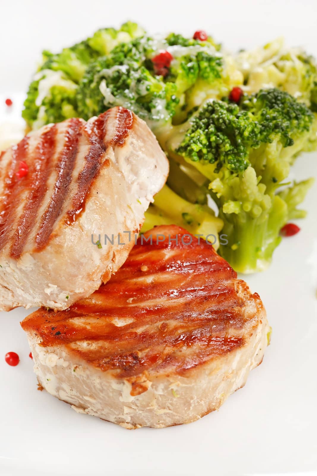 tuna steak with broccoli