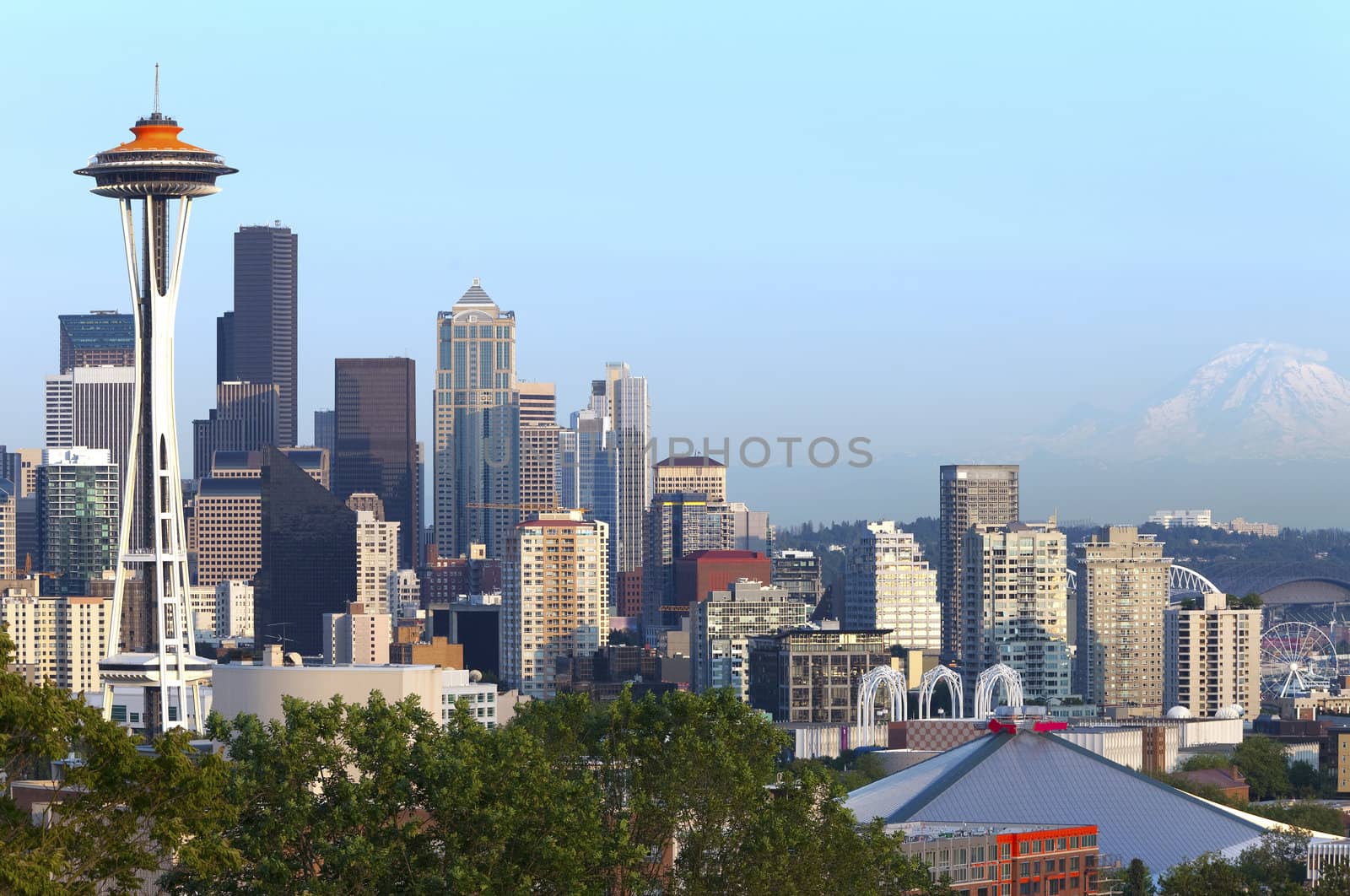 Seattle skyline and Mt. Rainier. by Rigucci