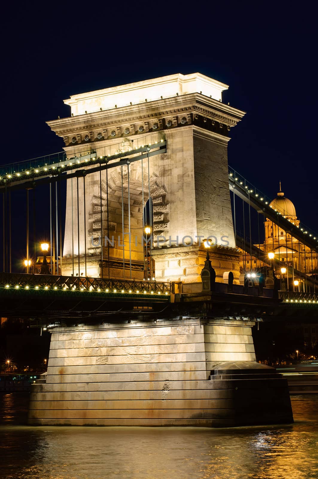 Night view of chain bridge. Budapest, Hungaria by Draw05