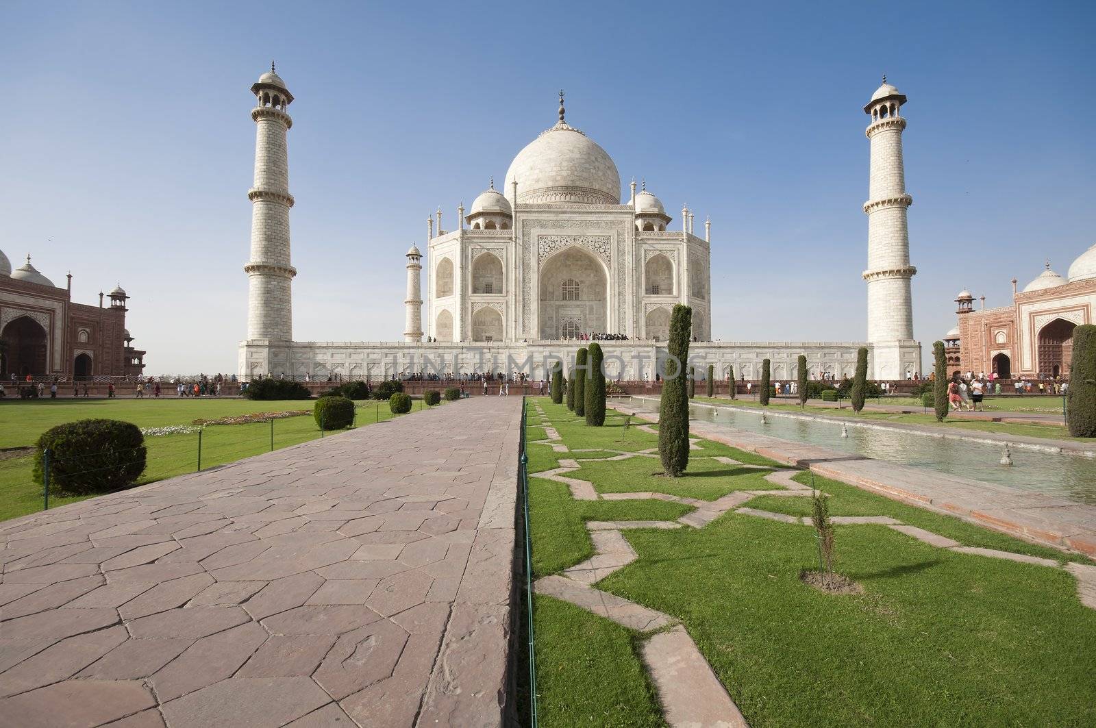 Taj Mahal mausoleum by johnnychaos