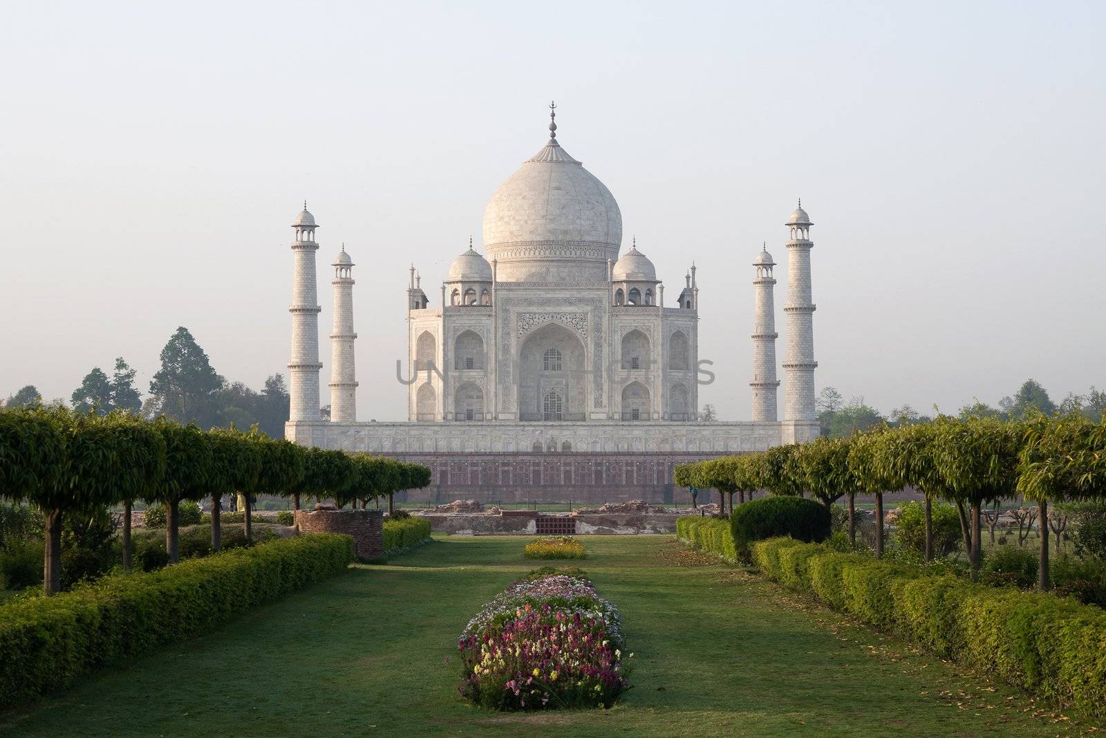 Taj Mahal mausoleum by johnnychaos