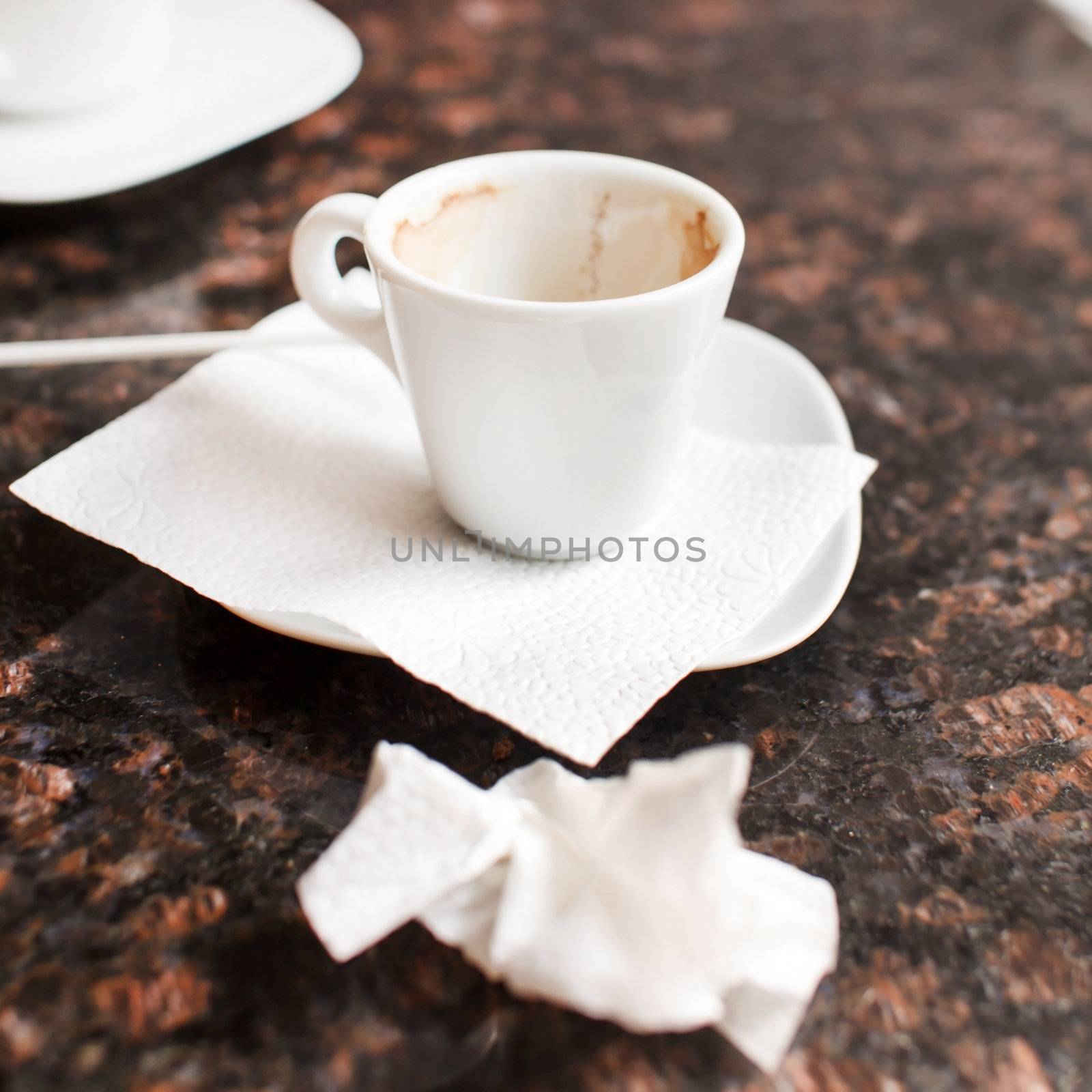 empty coffee cups by shebeko