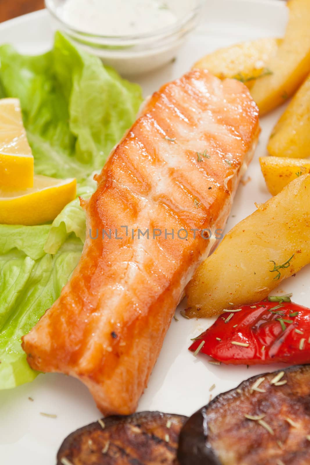 salmon steak by shebeko