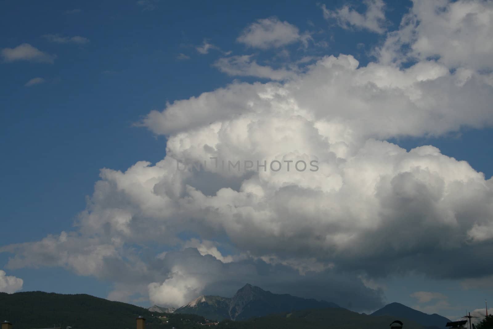 Berge mit Wolken im Inntal