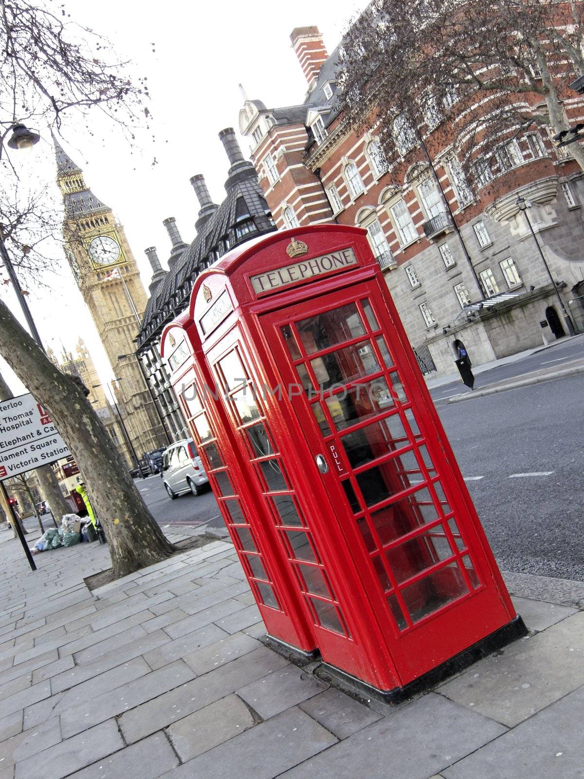 Telephone boxes in London by dutourdumonde