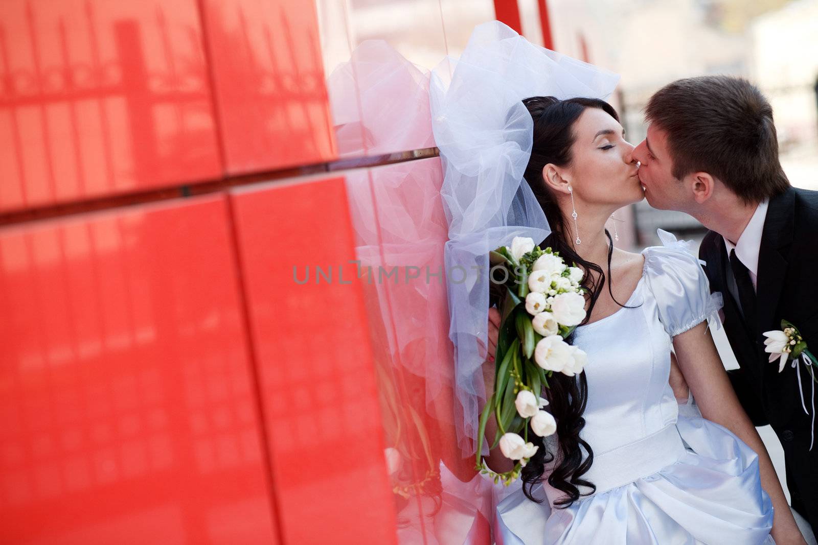 kiss by the red wall by vsurkov